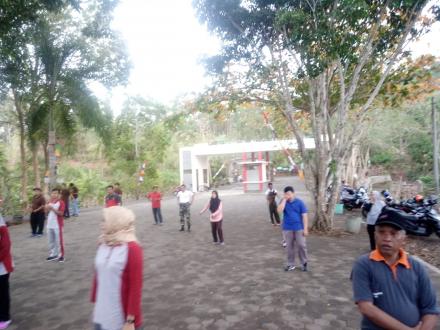 Senam Bersama Seluruh Instansi Se-Kecamatan Dlingo Di Kebun Buah Mangunan